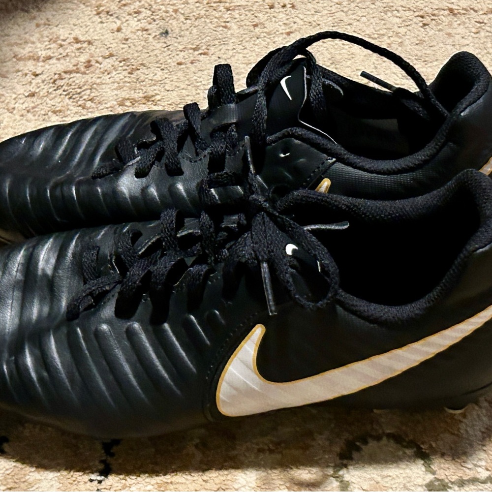 Nike Size 6Y Kids Black and White Athletic Cleats